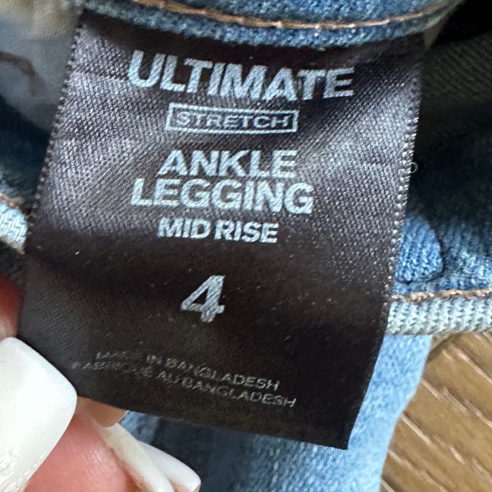 Express Ultimate Stretch Mid Rise Ankle Legging Jean Size 4 - Picture 8 of 10